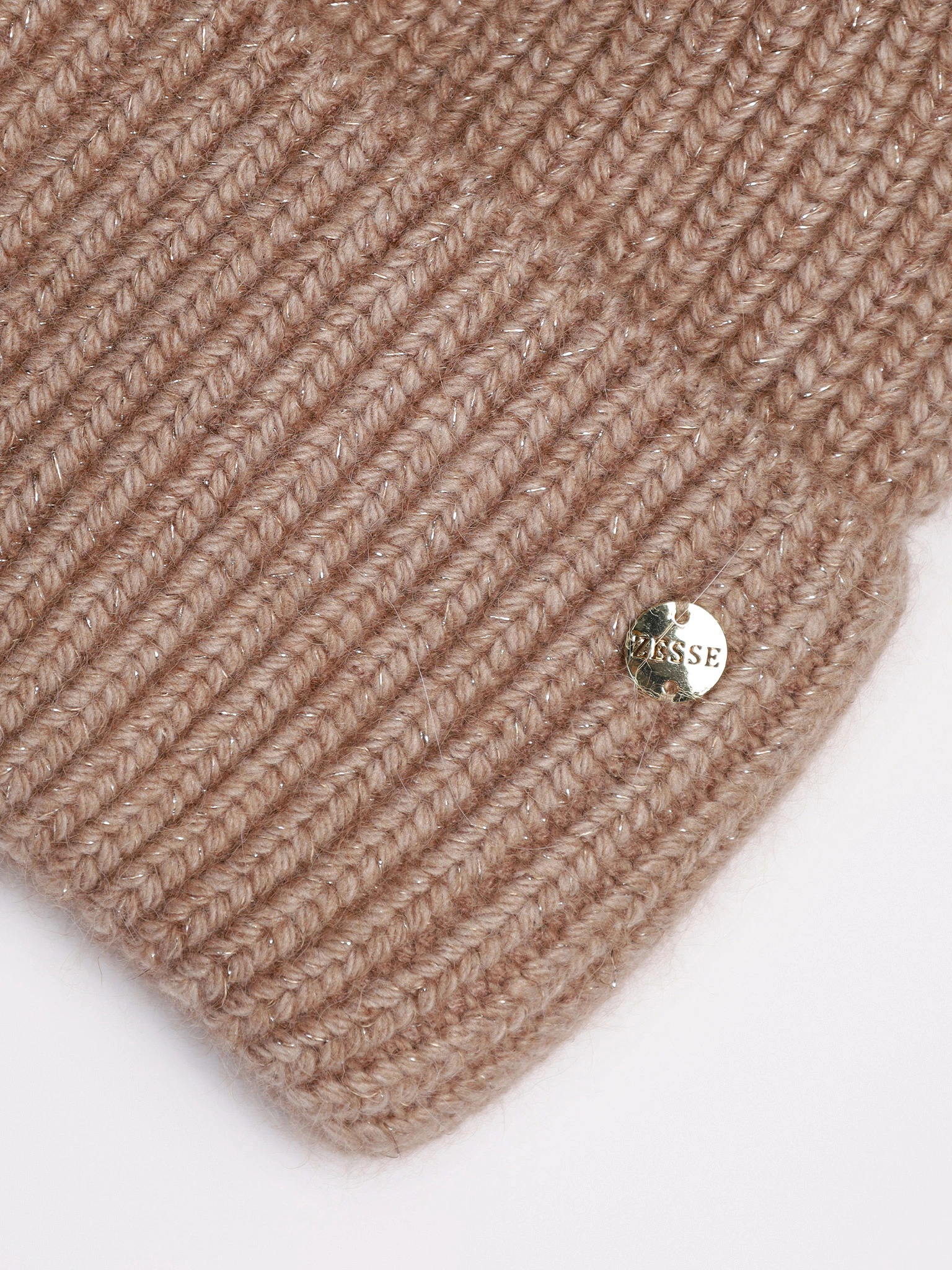 Шапка-бини с отворотом на подкладке бежевого цвета